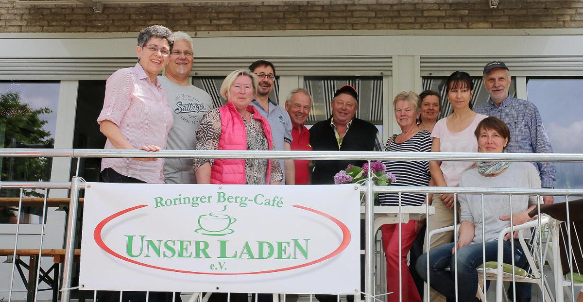 Werner Massow, Vorsitzender des Vereins Unser Laden (hinten rechts) und seine Stellvertreterin Kerstin Bornemann (vorne rechts) zusammen mit dem Dorfladen-Team und den ersten Besuchern.